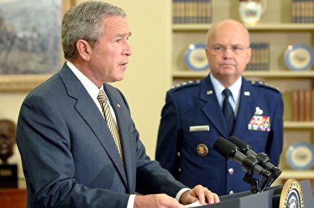 2006年5月8日，海登出席小布什总统在椭圆形办公室的一次发布会。（Roger Wollenberg-Pool/Getty Images）