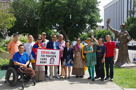 南加藏人协会主席Yangchen Gakyil（前排左二）等也到场支持，并再度为20年前失踪的当时年仅6岁的十一世班禅喇嘛呼吁。（刘菲/大纪元