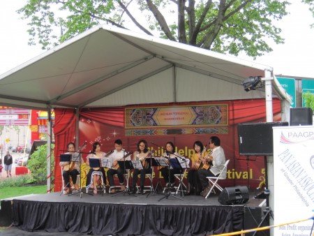 菲律賓民間藝術協會成員演奏菲律賓民族樂器。(楊茜/大紀元)