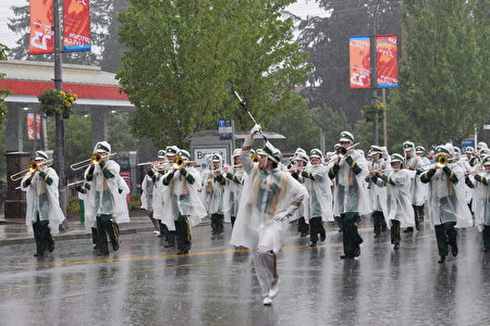 圖：　5月28日，雨中的新西敏海耶克遊行，吸引著各方遊客，情趣盎然。　（唐風/大紀元）