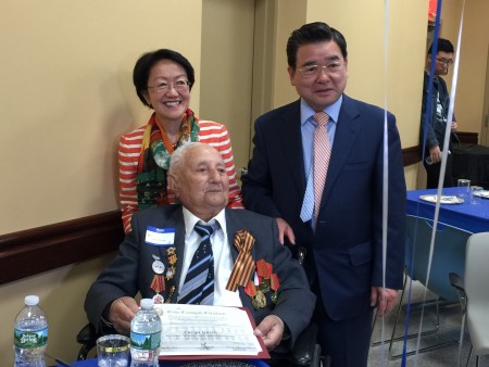 市議員顧雅明、陳倩雯向生活在法拉盛Selfhelp老人公寓裡的百歲老人Zusya Gusin頒發賀狀，他參加過一戰及二戰。