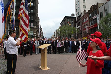 儀式最后，嘉賓和退伍軍人們手拉手高唱「天佑美國」。