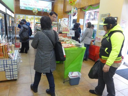 为了庆祝21周年以及母亲节，位于华埠喜士打街的“美华素食”，在刚过去的周末两天举办素食免费品尝及折扣优惠，吸引不同肤色的民众前往。