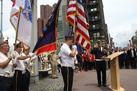 紐約華裔退伍軍人會在「華裔軍人忠烈坊」舉行莊嚴的紀念和獻花儀式。