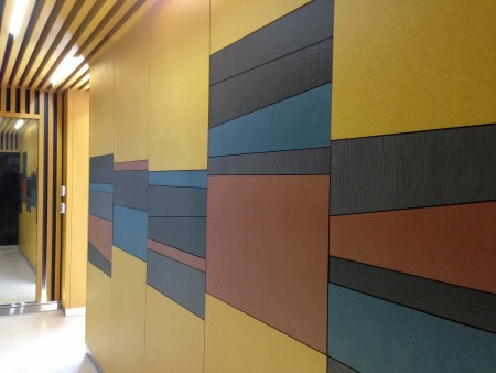 彩色纖維板可以自由組合，創造空間豐富色彩。( 合富國際 提供 )