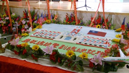巨大的蛋糕欢庆总统蔡英文与副总统陈建仁就职。（ 刘宁/大纪元）