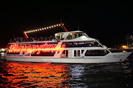 2016活力悉尼燈光音樂節期間，遊船也被裝點。（燕楠/大紀元）
