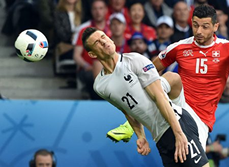 瑞士隊的恩博洛（Blerim Dzemaili，右）和法國隊的科斯切爾尼（Laurent Koscielny，左）在比賽中。(PHILIPPE HUGUEN/AFP)