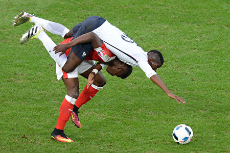 法國的博格巴(Paul Pogba ，上)和瑞士隊的布雷爾恩博洛(Breel Embolo)在比賽中。（DENIS CHARLET/AFP)
