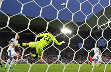 斯洛伐克的守门员诺沃塔（23号球衣）试图阻挡对方球员的射门。(PAUL ELLIS/AFP)