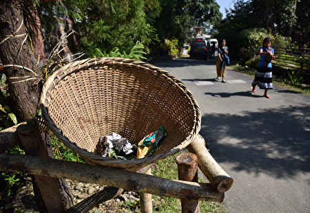 I位於印度印度东北部的梅加拉亚邦(Mawlynnong)的「莫里農」（Mawlynnong）是全亞洲最乾淨的村莊。每個角落都有手工編織的垃圾桶。（AFP PHOTO / BIJU BORO）