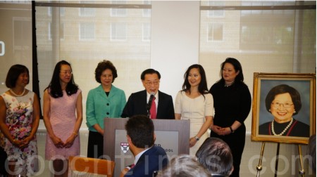 哈佛商学院“赵朱木兰中心”(Ruth Mulan Chu Chao Center)揭幕典礼午餐会上，赵锡成博士和女儿们向来宾致谢。（贝拉/大纪元）