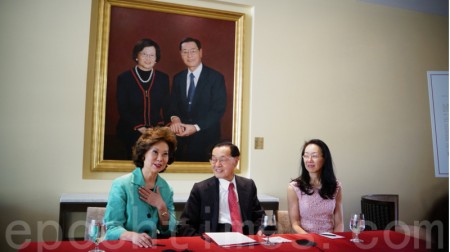 哈佛商學院「趙朱木蘭中心」(Ruth Mulan Chu Chao Center)揭幕典禮媒體見面會上，趙錫成博士、趙小蘭、趙小美答記者問。（貝拉/大紀元）