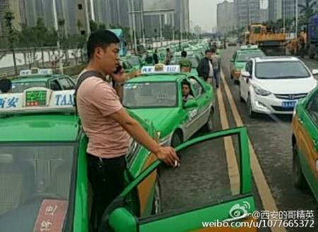 5月31日，陕西西安市数千辆出租车在钟楼与市政府等地附近道路上排长龙“游行示威”，当地政府出动全城近万警力镇压，200余人被捕。（网络图片）