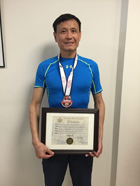 李元参加中长跑和竞走运动40余年。（林丹/大纪元）