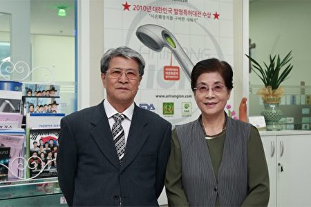 韓國「阿里郎離子公司」（ARIRANGLON）的代表理事許聖烈（Huh Seong-yeol）發明的阿里郎離子水淋浴器獲韓國三項專利和「2012大韓民國文化經營大獎」。左：為「阿里郎離子公司」代表理事許聖烈；右：許聖烈的太太、「阿里郎離子公司」的代表金信子。（全宇/大紀元）
