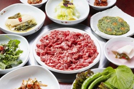 最優質的牛肋眼肉，香而不膩，入嘴即化，韓式小菜也很新鮮可口。（大紀元）