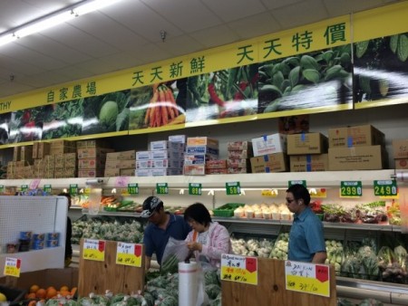 洛杉矶天普市永隆超市也以出售自家农场种植的新鲜有机蔬菜为特色。(刘菲/大纪元)