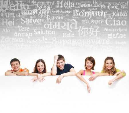 一群十几岁的孩子在一个巨大白色广告牌前面（fotolia）