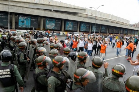 5月11日，委内瑞拉加拉加斯，反对总统马杜罗政府的群众与防暴警察对峙，群众要求就罢免马杜罗进行公投，后来防暴警察对群众发射催泪瓦斯。(FEDERICO PARRA/AFP/Getty Images)