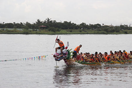 屏东县一年一度的端午龙舟竞赛，8日在东港镇东港溪进行，一连两天的比赛，有48个队伍竞逐新台币100多万元奖金。（屏东县政府提供）