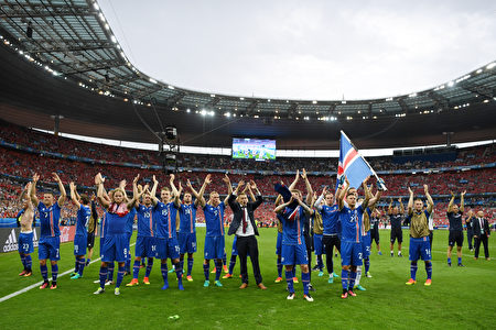 法国当地时间6月20日晚上18点，2016年法国欧洲杯F组最后一轮比赛在巴黎北郊法兰西大球场展开最后一轮争夺，冰岛队爆冷补时阶段2比1绝杀奥地利，史上首次打进欧洲杯淘汰赛。(Shaun Botterill/Getty Images)