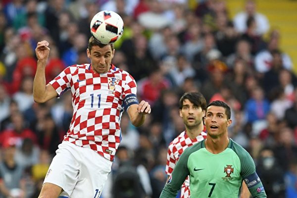 Croatia\'s defender Darijo Srna (L) heads the ball next to Portugal\'s forward Cristiano Ronaldo (R) during the round of sixteen football match Croatia against Portugal of the Euro 2016 football tournament, on June 25, 2016 at the Bollaert-Delelis stadium in Lens. / AFP / FRANCISCO LEONG (Photo credit should read FRANCISCO LEONG/AFP/Getty Images)