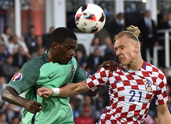 Portugal\'s midfielder William Carvalho (L) vies with Croatia\'s defender Domagoj Vida during the Euro 2016 round of sixteen football match Croatia vs Portugal, on June 25, 2016 at the Bollaert-Delelis stadium in Lens. / AFP / PHILIPPE HUGUEN (Photo credit should read PHILIPPE HUGUEN/AFP/Getty Images)
