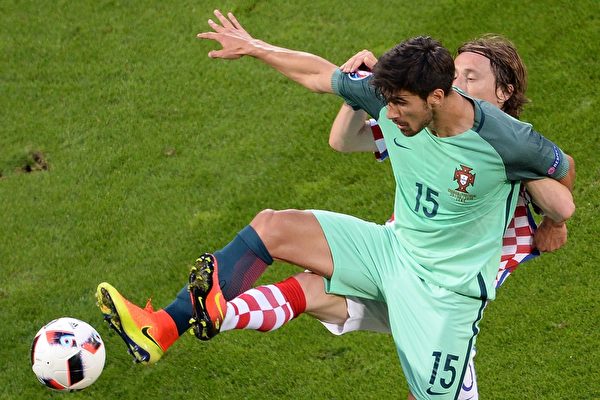 Croatia\'s midfielder Luka Modric (R) vies with Portugal\'s midfielder Andre Gomes during the Euro 2016 round of sixteen football match Croatia vs Portugal, on June 25, 2016 at the Bollaert-Delelis stadium in Lens. / AFP / FRANCOIS LO PRESTI (Photo credit should read FRANCOIS LO PRESTI/AFP/Getty Images)
