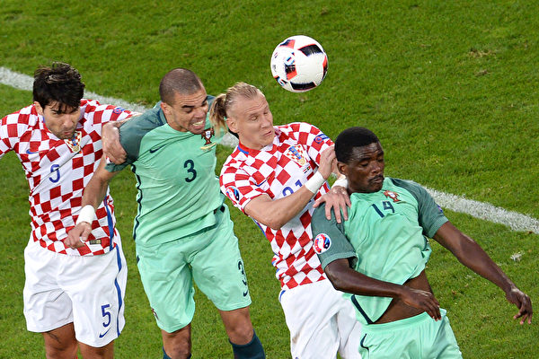 Portugal\'s midfielder William Carvalho (R), Croatia\'s defender Domagoj Vida (2nd R), Portugal\'s defender Pope (2nd L) and Croatia\'s defender Vedran Corluka jump for the ball during the Euro 2016 round of sixteen football match Croatia vs Portugal, on June 25, 2016 at the Bollaert-Delelis stadium in Lens. / AFP / FRANCOIS LO PRESTI (Photo credit should read FRANCOIS LO PRESTI/AFP/Getty Images)