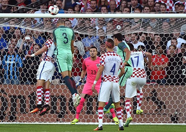 Portugal\'s defender Pepe (2nd L) heads the ball as Croatia\'s goalkeeper Danijel Subasic (3rd L) looks at him during the Euro 2016 round of sixteen football match Croatia vs Portugal, on June 25, 2016 at the Bollaert-Delelis stadium in Lens. / AFP / PHILIPPE HUGUEN (Photo credit should read PHILIPPE HUGUEN/AFP/Getty Images)