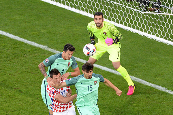 Croatia\'s forward Mario Mandzukic (L bottom) vies with Portugal\'s defender Fonte (L top) and Portugal\'s midfielder Andre Gomes in front of Portugal\'s goalkeeper Rui Patricio (R) during the Euro 2016 round of sixteen football match Croatia vs Portugal, on June 25, 2016 at the Bollaert-Delelis stadium in Lens. / AFP / FRANCOIS LO PRESTI (Photo credit should read FRANCOIS LO PRESTI/AFP/Getty Images)