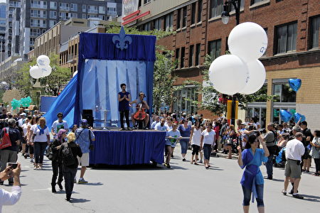 6月24日是加拿大魁北克省的省慶日，也是魁省一年中最重要的節日之一。今年省慶日，蒙特利爾在市中心聖凱瑟琳大街上舉行歡樂大遊行，慶祝節日。（易明 / 大紀元）
