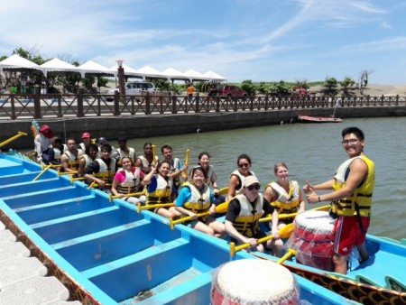 龍舟競賽參賽成員有不少外籍留學生。（新竹市府提供）