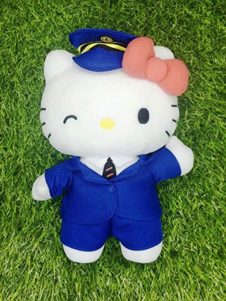 Hello Kitty列车长绒毛娃娃。（台铁/提供）