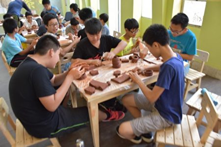 峨眉國小六年級師生及社區居民學習捏陶。（新竹縣政府提供）