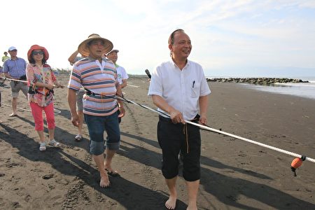 体验牵罟。 （右起）林聪贤、黄铭海、孙颜美。（宜兰县政府提供）