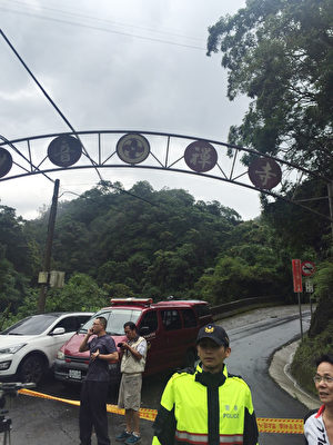 台灣寬頻員工出遊，24人在新北市坪林區溯溪，失蹤6人，新北市府消防局5日在當地設置前進指揮所搜救。（新北市消防局提供） 