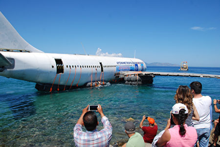 土耳其庫當局在庫沙達瑟（Kusadasi）將1架空中巴士A300客機沉入的愛琴海，吸引大批民眾拍照留念。此舉是為提振觀光業所想出的辦法。照片攝於6月4日。（土耳其安納杜魯新聞社提供） 