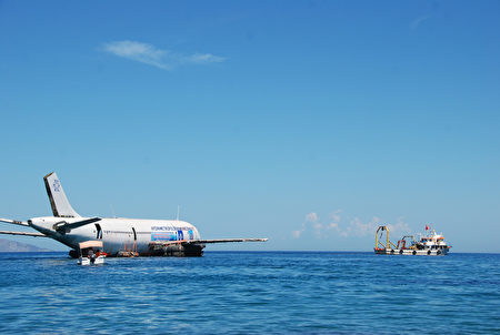 土耳其當局為吸引觀光業回籠，將1架空中巴士A300客機沉入庫沙達瑟（Kusadasi）外的愛琴海。照片攝於6月4日。（土耳其安納杜魯新聞社提供）