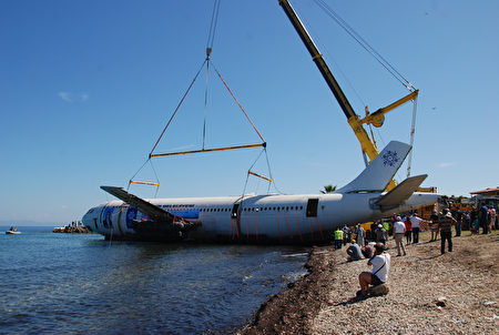  為提振觀光業，土耳其庫當局在庫沙達瑟（Kusadasi）將1架空中巴士A300客機沉入的愛琴海，吸引大批民眾圍觀。照片攝於6月4日。（土耳其安納杜魯新聞社提供）