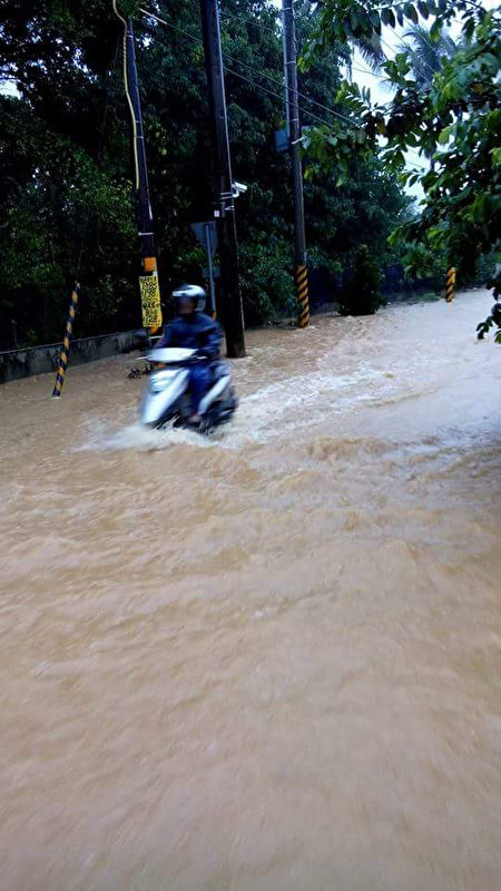 豪雨不斷下，屏東多處鄉鎮傳出淹水，圖為屏東科技大 學附近龍泉地區淹水情形。（民眾提供／中央社）