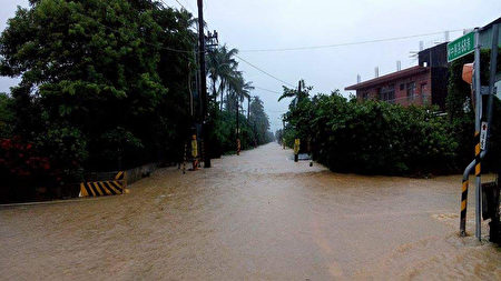 豪雨不斷下，屏東多處鄉鎮傳出淹水，圖為屏東科技大 學附近龍泉地區淹水情形。（民眾提供／中央社）