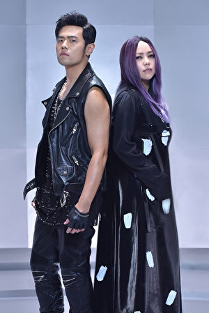 歌壇天王周杰倫（左）16日下午公開新歌「不該」MV，驚喜合作天后張惠妹（右）。（杰威爾提供） 