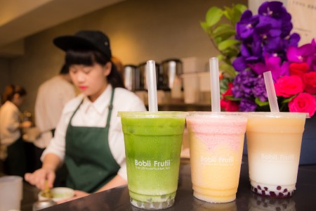 珍珠奶茶业者Bobii Fruit推出高级手工独家粉圆，搭配日本天皇御用的抹茶，茶香浓郁、珍珠口感比起市售一般粉圆更Q润。（陈柏州／大纪元）