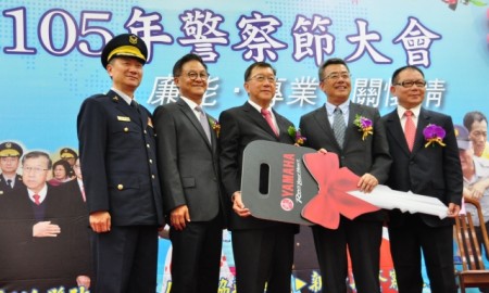 台湾山叶机车股份有限公司捐赠30部警用机车给警察局。（赖月贵／大纪元）