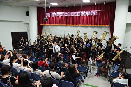 基隆中山高中國中部管樂隊，連續2年獲全國優等，開心的舉辦音樂會。（中山高中提供）