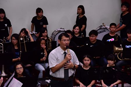 中山管樂隊今年全國行進管樂比賽中，獲全國優等，指導教練周建安功不可沒。（中山高中提供）