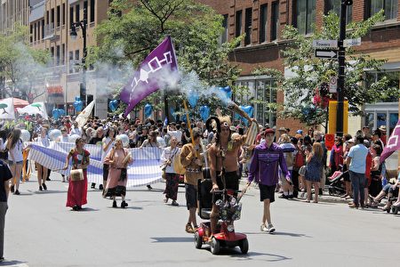 魁北克的原住民身著傳統服裝參加遊行。（陸通 / 大紀元）