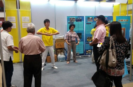 二零一六年泰国健康博览会上，民众现场学炼法轮功。